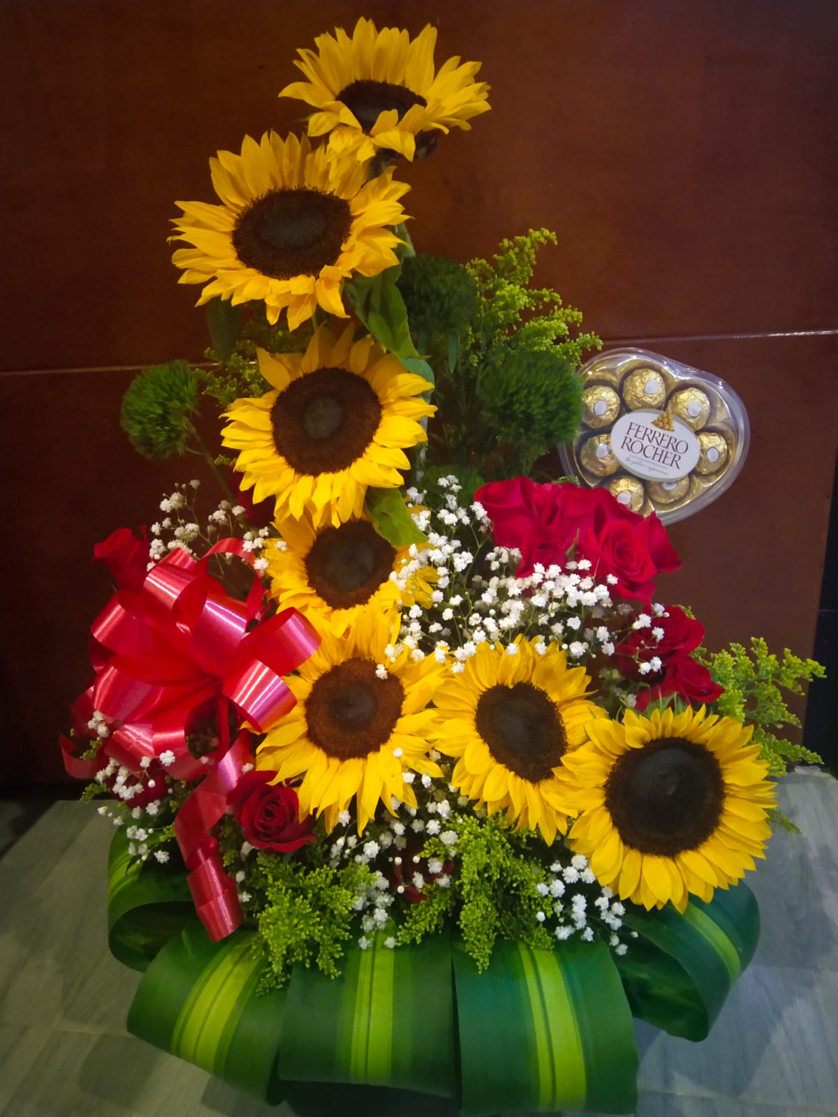 7 girasoles, rosas y ferrero – flores a domicilio chia